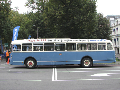 908069 Afbeelding van de oude Leyland-stadsbus 27, die tegenwoordig ingezet wordt als 'evenementenbus', geparkeerd bij ...
